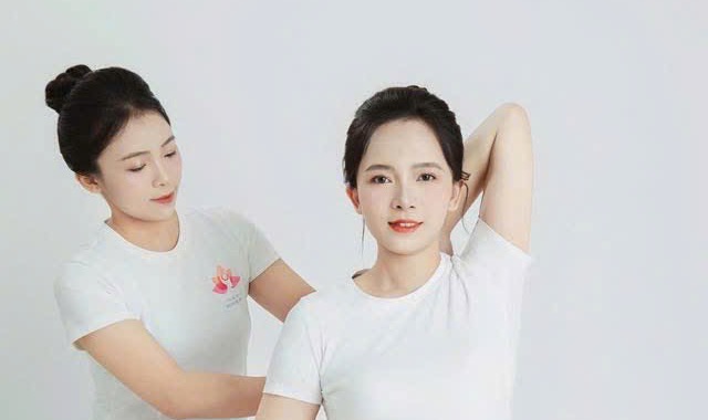 Cô Quỳnh Anh hướng dẫn mẹ bầu